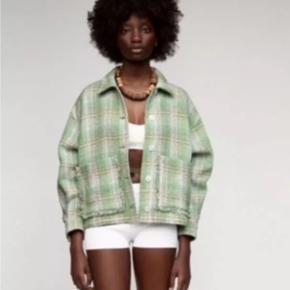 ⭐️Hodt Pick⭐️: Zara Green Plaid Cropped Jacket Shacket Frayed Hem Button Front